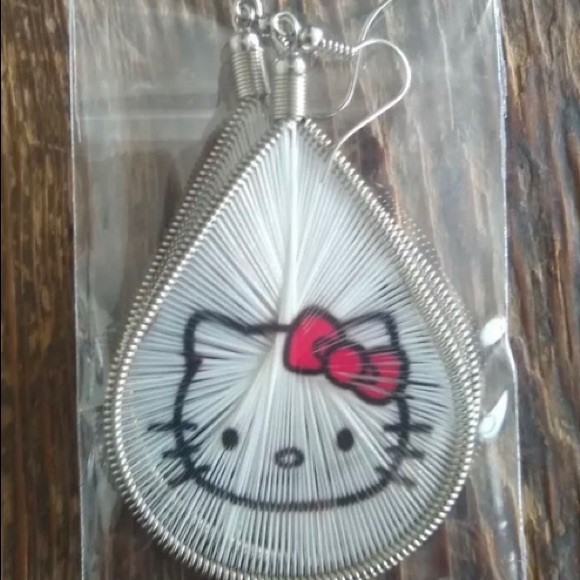 HELLO KITTY-NWOT Thread EARRINGS - Picture 2 of 2